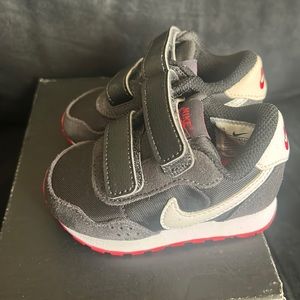 Brand new never worn  Nike MD Valiant size 3c